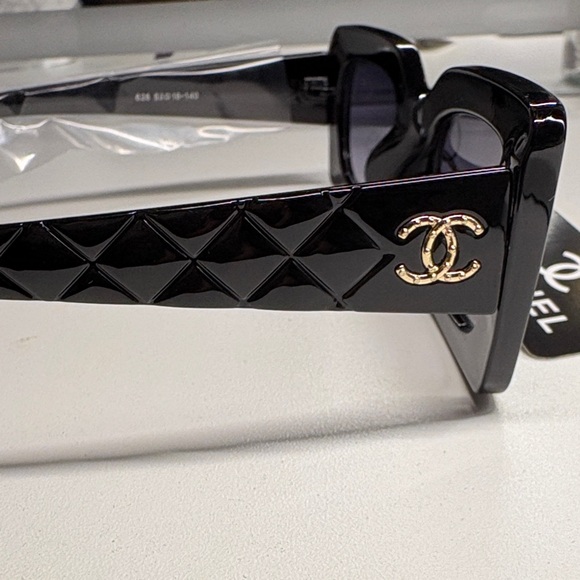 Black Rectangular Sunglasses - Picture 2 of 2